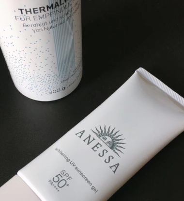 2018安耐晒防晒啫喱金管和白管区别 安耐晒金管和白管哪个好